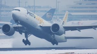 Boeing 777200 blowing up the snow Departure at Cologne  HD [upl. by Nemra]