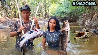 PESCA PRIMITIVA de ARPÃO e Peixe GRANDE no MEIO da FLORESTA AMAZÔNICA de cara com as FERAS PERIGOSAS [upl. by Yasdnil261]