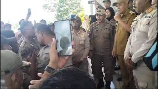 Pj Bupati Buton meneteskan air mata saat menjawab tuntutan para honorer tentang belum dibuka PPPK [upl. by Maryn]