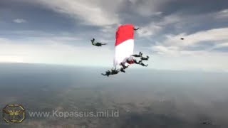 Video Detikdetik Anggota Kopassus Freefall Kibarkan Bendera Raksasa di Udara Raih Rekor Muri [upl. by Kimitri604]