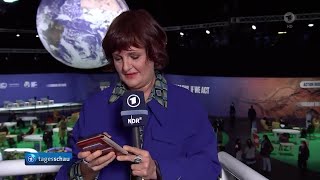 TagesschauPatzer So erklärt Reporterin Annette Dittert ihren Griff zum Handy [upl. by Ardnuhsal890]