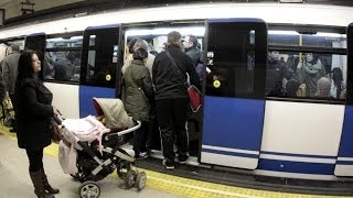 Imágenes inéditas muestran cómo actúan los ladrones en el Metro de Madrid [upl. by Briny]