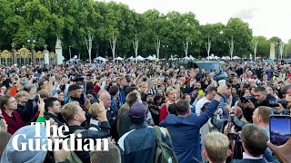 Crowd sings national anthem outside Buckingham Palace after the Queens death [upl. by Boru30]