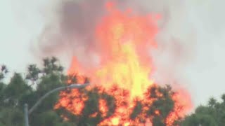 Incendio de tubería de gas en La Porte obliga a evacuaciones y provoca cortes de energía en la zona [upl. by Acirema]