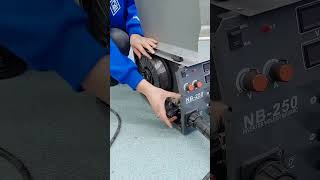 Gasless two shield welding remove the wire reel before cutting off the wire end [upl. by Acsirp]