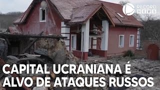 Ataques de drones russos devastam vilarejo na capital ucraniana [upl. by Ailatan]