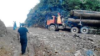 Kapit Lori balak cuba mendaki bukit [upl. by Teresina]