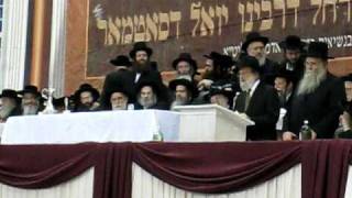 Satmar Rabbi at Kuf Alef Kislev 121708 Part 10 rabbi Josef Wessner [upl. by Amlez930]