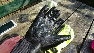 Sealskinz Sealskinz Waterproof All Weather Cyclinggloves Test Review My Phone under water [upl. by Blackmore]