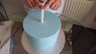 How to do central dowelling in cakes [upl. by Elleron]