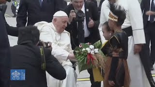 Due bambini accolgono il Papa atterrato a Giacarta [upl. by Couture]