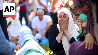 Thousands gather in Bosnia for annual ritual commemorating 1995 Srebrenica genocide [upl. by Erasaec]