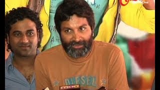 Gabbar Singh Theatre Coverage  Devi Sri  Trivikram  Dil Raju [upl. by Stephania]