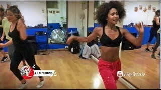 La clase de estilo femenino lady style salsa en la escuela Estilo Cubano Medellin Colombia [upl. by Assenahs]