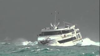 Traghetti sfidano il mare la prua immersa nelle onde a Capri [upl. by Plank165]