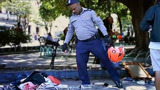 Policías DESALOJAN y MULTAN a vendedores deambulantes en el Parque El Curita Centro Habana [upl. by Crescen]