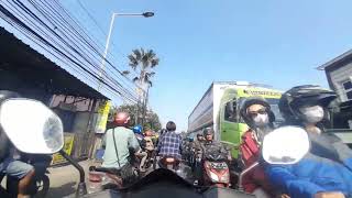 MACET Jembatan Greges Surabaya Utara akibat kecelakaan2 motor tabrakanampjatuh keplindes truk trailer [upl. by Neelya722]