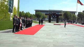 Japanischer Ministerpräsident Abe bei Angela Merkel [upl. by Eltrym]