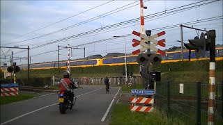 Spoorwegovergang Blauwkapel Utrecht  Dutch railroad crossing [upl. by Harlow891]