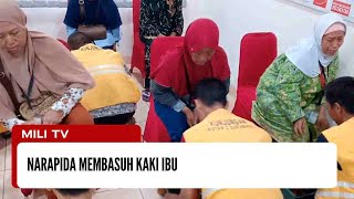 Derai Air Mata Warga Binaan Saat Membasuh Kaki Ibunda [upl. by Kcirej]