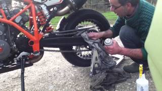 Comment graisser une chaine de moto  Entretien chaine moto [upl. by Carmen7]