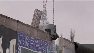 Die Mauer muss weg Proteste gegen Teilabriss der EastSideGallery [upl. by Fillender]