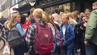 PC Hooftstraat afgeladen met fans Lil Kleine voor signeersessie [upl. by Bohon144]