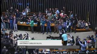 Momento em que manifestantes invadem o plenário da Câmara dos Deputados [upl. by Dnumsed]