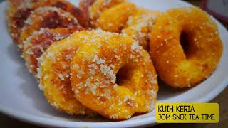 Kuih Keria  Sweet Potato Donuts   Lembut dan sedap Luar rangup manis dalam lembut masin [upl. by Arob647]