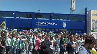 El recibimiento del cordobesismo al autocar del Córdoba CF en Ponferrada [upl. by Tracay]