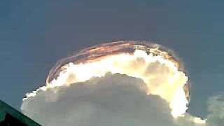 Nube o Extraña Nave en Indonesia [upl. by Knowland]