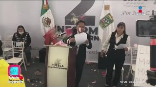 Abuchean y avientan flores a alcalde de Puebla durante su Segundo Informe  Qué Importa [upl. by Latimore]