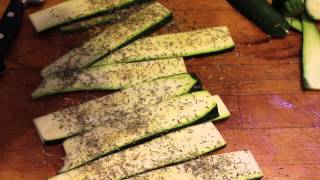 Courgettes aux herbes de Provence grillées à lhuile dolive au barbecue [upl. by Alix927]