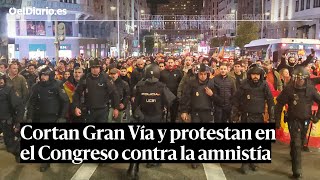 Manifestantes contra la amnistía CORTAN GRAN VÍA y se concentran frente al CONGRESO [upl. by Nahgiem]