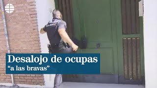 Desalojada a las bravas una vivienda ocupada varias horas antes [upl. by Dualc]