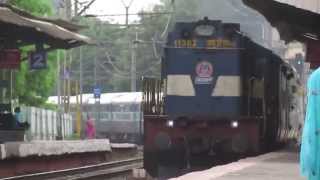 17031 Mumbai Hyderabad Express crawling from Kasarwadi station [upl. by Coralyn]