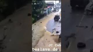 ACAPULCO  Momento exacto en el que ocurre un deslave en la colonia Libertad [upl. by Skipp]