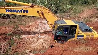 escavadeira hidráulica komatsu atolada na GO 322 em MT [upl. by Case730]