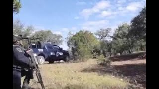 Video “Ahí quedó el 20” exclama un policía federal durante un enfrentamiento a balazos cont [upl. by Haynor]