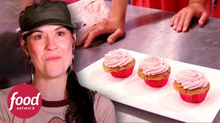 Cupcakes rojos con achicoria pimientos y remolacha  Cupcake Wars  Food Network Latinoamérica [upl. by Ilrahs]