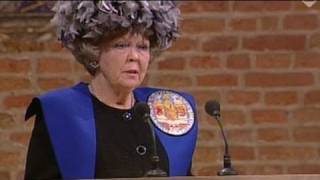 Koningin Beatrix ontvangt eredoctoraat Universiteit Leiden 2005 [upl. by Htebyram]