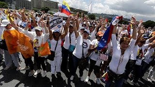 Cientos de mujeres marchan en Caracas para exigir la reactivación del revocatorio contra Maduro [upl. by Natsreik]