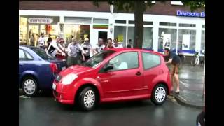 Alemães com torcida organizada pra mulher estacionar o carro [upl. by Ardine]