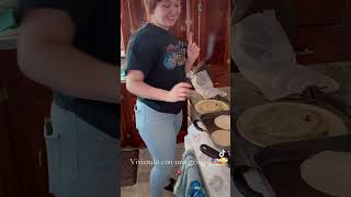 Haciendo tortillas echas a mano barthomas gringa amor [upl. by Yerbua]