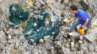 Accidentally entering the mine and discovering a large amount of charming crystal raw stones [upl. by Nilpik573]