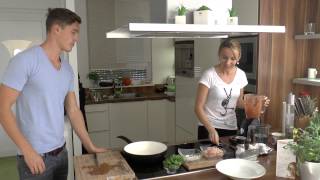 SporternährungLidias leichte Küche Hähnchengulasch auf Pasta mit frischer Tomatensoße [upl. by Rodgiva]