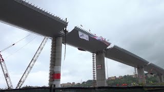 Ponte Genova posizionato lultimo impalcato il timelapse delle operazioni [upl. by Eanat]