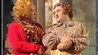 Les Dawson  Cissie amp Ada  Chatting on the Doorstep [upl. by Flss]