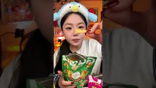 Soda cracker snack review tasting internet celebrity snacks biscuits soda crackers [upl. by Chor]