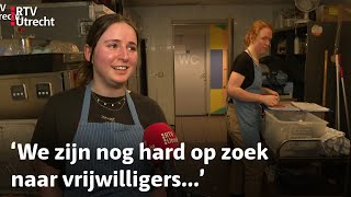 Studenten runnen eigen restaurant en zamelen geld in voor Haïti  RTV Utrecht [upl. by Yllak182]